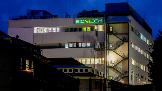 Der deutsche Hersteller eines mRNA-Corona-Impfstoffes, Biontech, erzielte im dritten Quartal einen Nettogewinn von über drei Milliarden Euro. (Bild: AP)