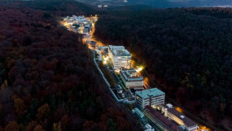 Das Hauptgebäude des Biontech-Standorts in der deutschen Stadt Marburg, wo Bestandteile des weltweit eingesetzten Corona-Impfstoffs hergestellt werden. (Bild: AP)