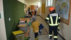 Feuerwehrleute begleiteten Schüler ins Freie. (Bild: BFKDO Schärding)