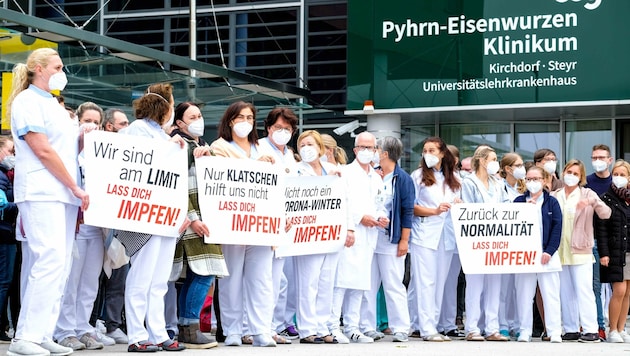 Am 21. Oktober wurde in Steyr vom Spitalspersonal fürs Impfen demonstriert. Nun gibt’s auf der Onkologie Infizierte. (Bild: Einöder Horst)