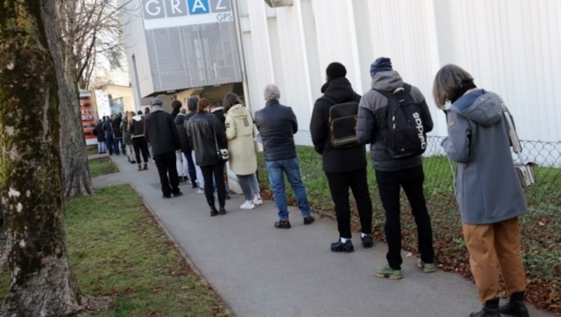 In Graz bildeten sich vor den Impstraßen lange Schlangen. (Bild: Christian Jauschowetz)