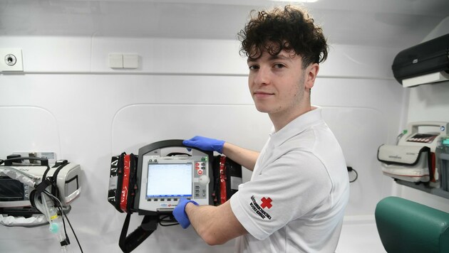 Fabian Wohlfarth (19) mit Defibrillator im Rettungswagen. (Bild: Huber Patrick)