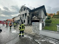 Vom Einfamilienhaus stehen nur noch die verrußten Grundmauern. (Bild: Christian Schulter)