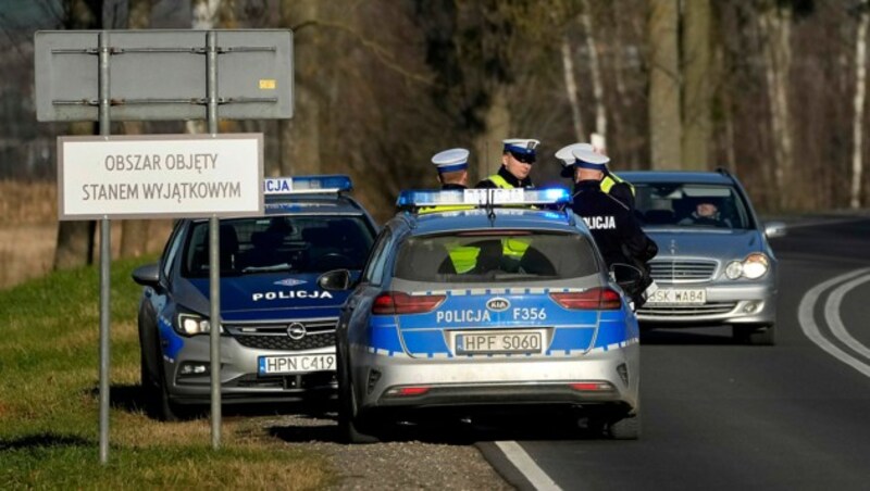 Polizeisperre in der Nähe der polnisch-weißrussischen Grenze (Bild: AP)