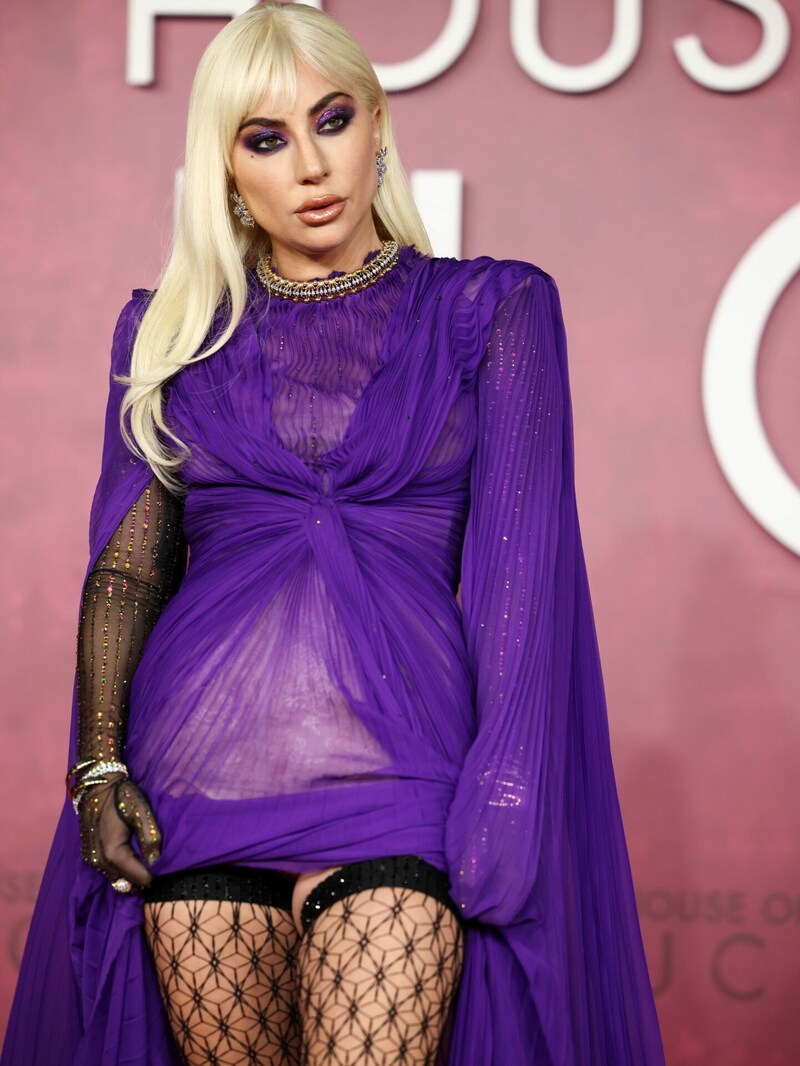 Lady Gaga zeigt sich bei der Premiere des Films „House of Gucc“ am Leicester Square in London in einer verruchten semitransparenten Robe. (Bild: HENRY NICHOLLS / REUTERS / picturedesk.com)