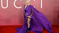 Lady Gaga entblößt am roten Teppich, was sie unter ihrer extravaganten Robe trägt. (Bild: APA/AFP)