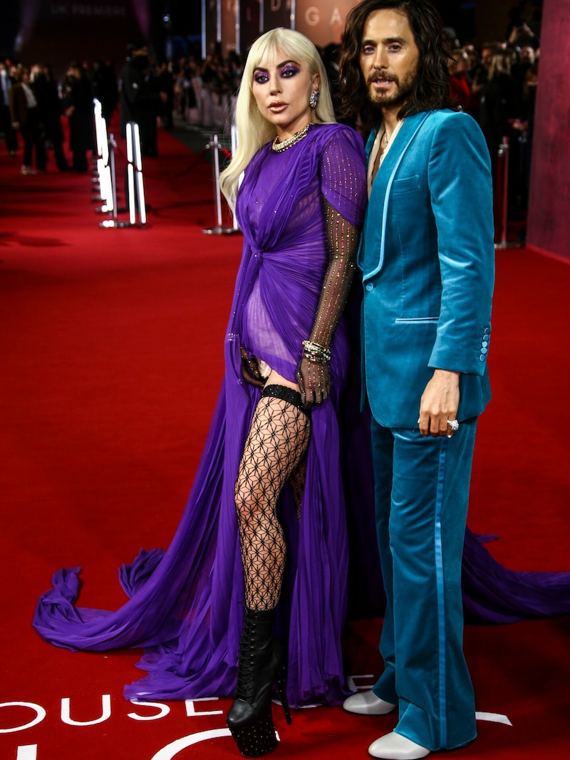 Lady Gaga posiert mit „House of Gucci“-Co-Star Jared Leto. (Bild: APA/Photo by Joel C Ryan/Invision/AP)