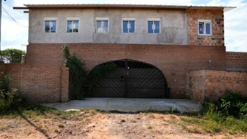 Das Haus des Opfers in Paraguay (Bild: AP)