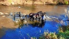 Nach einem Unfall landete die Kutsche samt der Pferde in einem Fluss. (Bild: Schulter Christian)