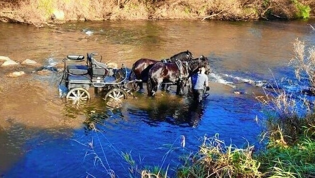 Nach einem Unfall landete die Kutsche samt der Pferde in einem Fluss. (Bild: Schulter Christian)