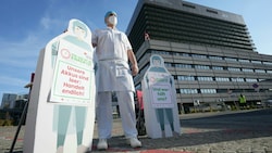 Eine Kundgebung der Offensive Gesundheit mit dem Titel „5 nach 12“ vor dem AKH Wien (Bild: APA/GEORG HOCHMUTH)