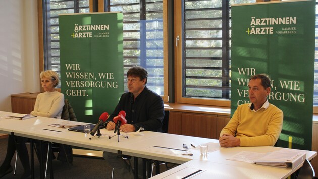 Sabine Fuchs, Burkhard Walla und Josef Pointner wehren sich gegen die Anschuldigungen (Bild: Ärztekammer Vorarlberg)