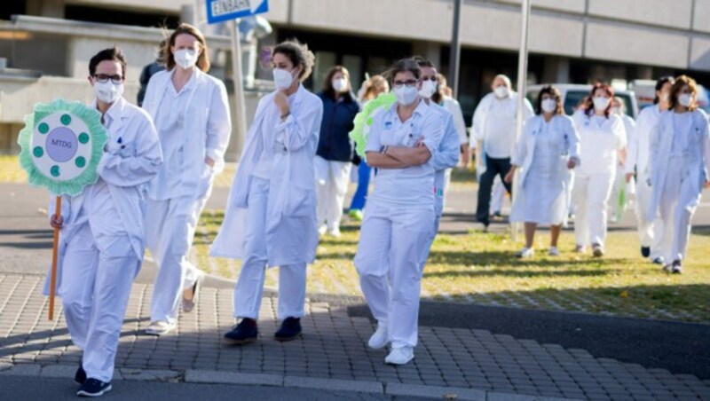 Protestteilnehmer beim AKH Wien (Bild: APA/GEORG HOCHMUTH)