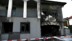 Das Haus ist nach dem Brand nicht mehr bewohnbar. Die Frau und die Kinder des Brandstifters sind bei Freunden untergekommen. (Bild: P. Huber)