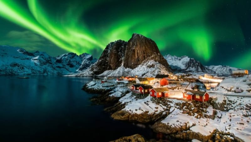 Treffen geladene Partikel der Sonne auf die Erdatmosphäre, wird das Phänomen am Boden in Polnähe als Polarlicht (Aurora borealis) wahrgenommen. (Bild: © Piotr Krzeslak - stock.adobe.com)