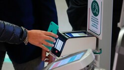 Wer in Italien ohne den Grünen Pass zur Arbeit kommt, riskiert bis zu 1500 Euro Bußgeld. (Bild: The Associated Press)
