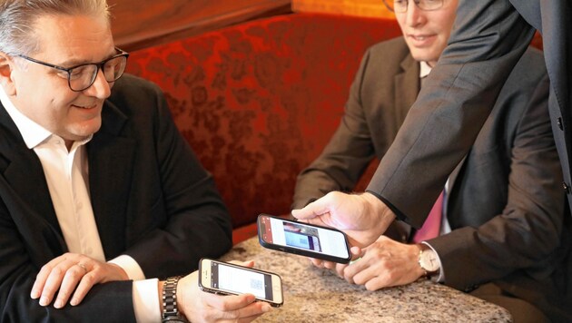 Stadtrat Peter Hacker beim Termin im Kaffeehaus (Bild: Jöchl Martin)