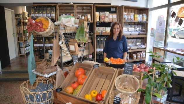 Simona Nitschinger in ihrem „Bionana“ Shop in Neusiedl am See. Sie vermarktet exklusiv für Mario Fleischhacker seinen „Bio-Salzochsen“. (Bild: Charlotte Titz)