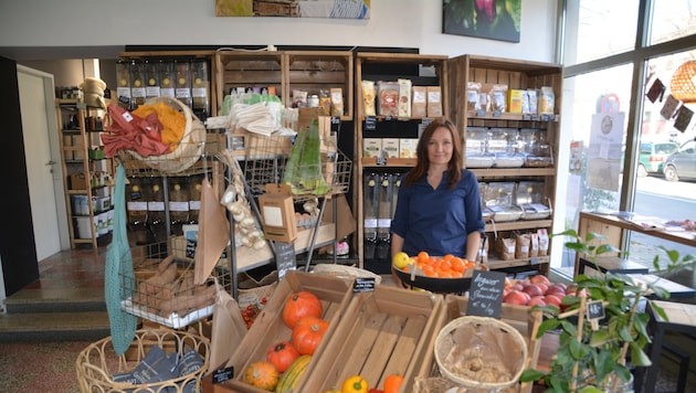 Simona Nitschinger in ihrem „Bionana“ Shop in Neusiedl am See. Sie vermarktet exklusiv für Mario Fleischhacker seinen „Bio-Salzochsen“. (Bild: Charlotte Titz)
