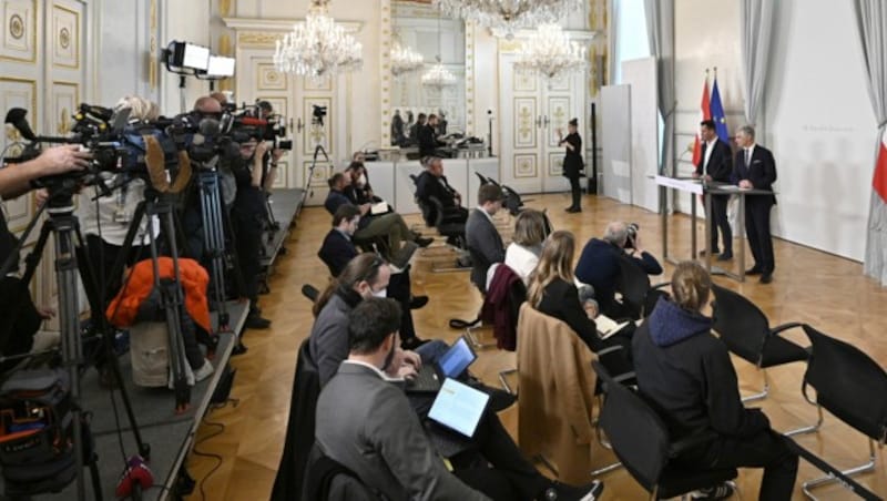 Gesundheitsminister Wolfgang Mückstein (Grüne) und Außenminister Michael Linhart (ÖVP) informierten nach dem Ministerrat am Mittwoch über die aktuelle Corona-Situation in Österreich. (Bild: APA/Hans Punz)