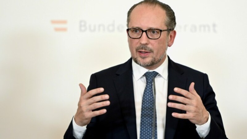 Bundeskanzler Alexander Schallenberg (ÖVP) schließt einen Lockdown für Geimpfte weiterhin aus. (Bild: APA/HERBERT NEUBAUER)