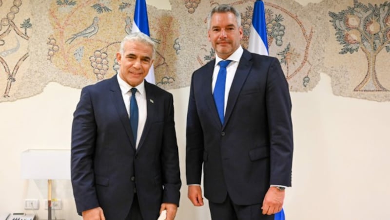 Innenminister Karl Nehammer und der israelische Außenminister Yair Lapid (links) während eines Treffens in Jerusalem (Bild: APA/BMI/Makowecz)