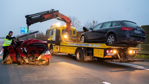 Die Unfallwracks werden weggebracht: Im kleinen roten Renault starb der 55-jährige Rumäne Romulus H. Der Audi-Kombi hatte den Kleinwagen von hinten ungebremst gerammt. (Bild: Kerschbaummayr Werner)