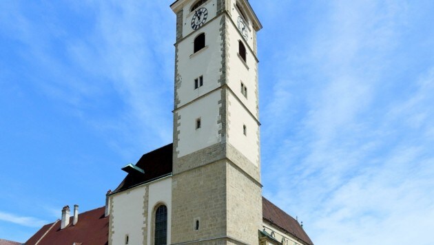 Im Zuge des Digitalisierungsprojektes wird auch der Dom in St. Pölten als 3D-Modell erfasst. Bischof Alois Schwarz lässt sich die moderne Technik des Laserscanners erklären. (Bild: Bwag/Wikimedia)
