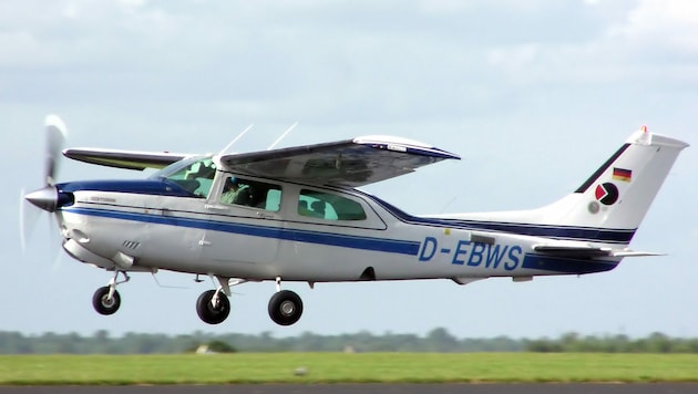 Beim Kleinflugzeug handelt es sich um eine „Cessna“ wie auf diesem Symbolbild. (Bild: wikimedia.org/Arpingstone)