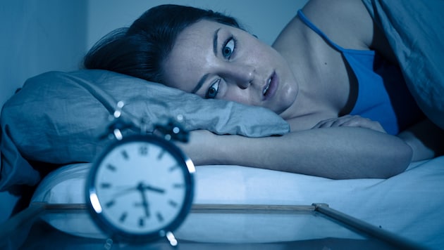 Mirar constantemente el reloj suele agravar los trastornos del sueño. (Bild: SB Arts Media/stock.adobe.com)