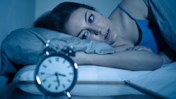 Der ständige Blick auf die Uhr verschlimmert die Schlafstörungen häufig. (Bild: SB Arts Media/stock.adobe.com)
