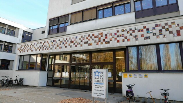 Bis Montag behördlich geschlossen: der De-La-Salle-Kindergarten in Strebersdorf (Bild: Zwefo)