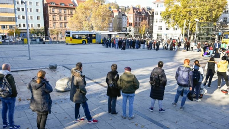 Lange Schlangen vor einem Impfbus in Stuttgart (Bild: AFP)