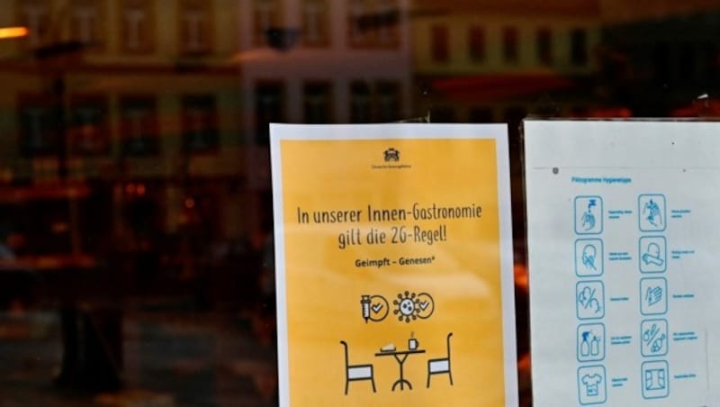 Hinweisschilder in Sachsen - auch hier gilt die 2G-Regel für die Gastronomie. (Bild: AFP)