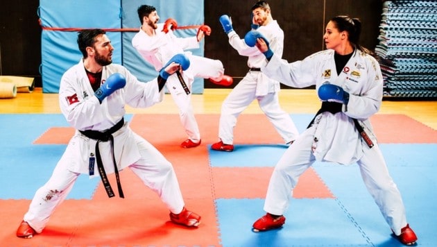 Salzburgs Karate-Asse Robin und Luca Rettenbacher (hinten) sowie Stefan Pokorny (li.) und Alisa Buchinger kämpfen in Dubai um Edelmetall. (Bild: Tröster Andreas)