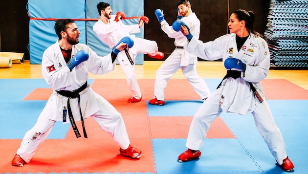 Salzburgs Karate-Asse Robin und Luca Rettenbacher (hinten) sowie Stefan Pokorny (li.) und Alisa Buchinger kämpfen in Dubai um Edelmetall. (Bild: Tröster Andreas)