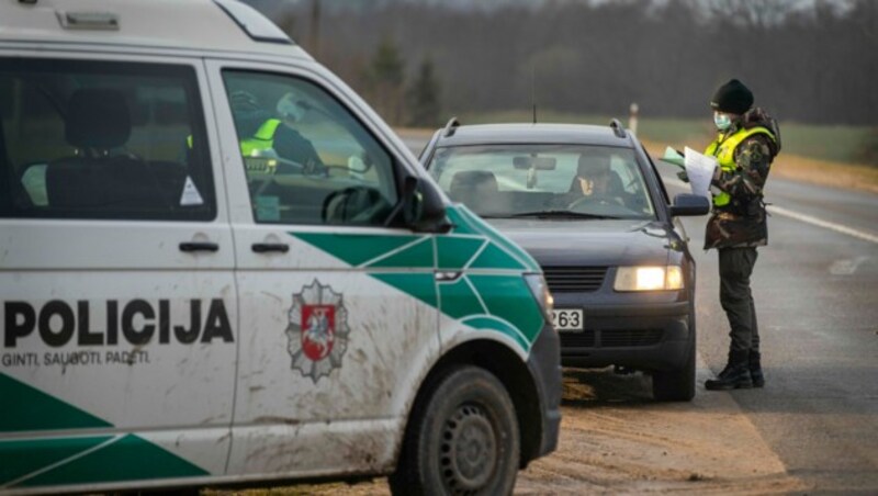 Grenzkontrolle in Litauen (Bild: AP)