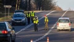 Polizei und Militär kontrollieren in Polen im Grenzgebiet. (Bild: AFP)