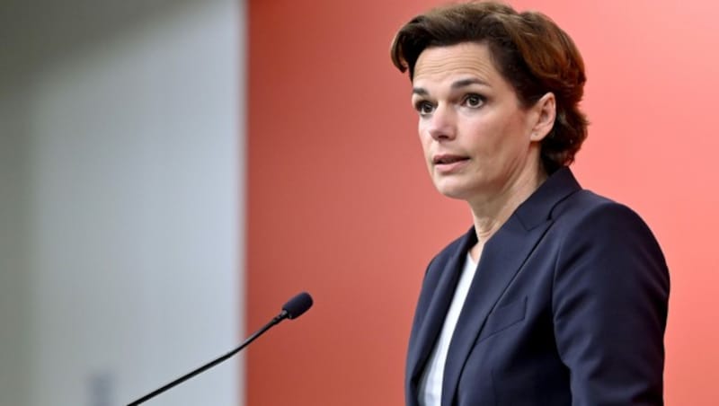 SPÖ-Vorsitzende Pamela Rendi-Wagner fordert die sofortige Freigabe des dritten Corona-Stichs für alle vier Monate nach der Vollimmunisierung. (Bild: APA/Herbert Neubauer)