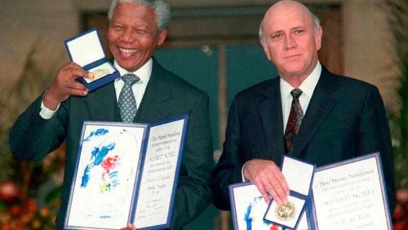 Nelson Mandela und Frederik Willem de Klerk bei der Verleihung des Friedensnobelpreises 1993 (Bild: AP)