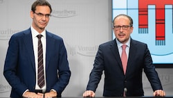 Vorarlbergs Landeshauptmann Markus Wallner (li.) und Bundeskanzler Alexander Schallenberg (Bild: APA/BKA/FLORIAN SCHROETTER)