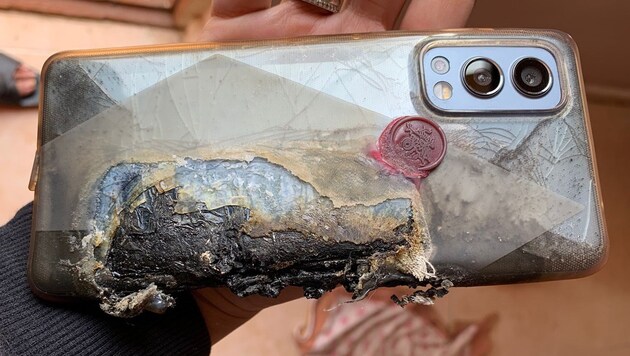 Das Gerät fing in der Hosentasche eines Buben Feuer. Es ist nicht der erste Zwischenfall mit einem OnePlus Nord 2. (Bild: twitter.com/suhitrulz)