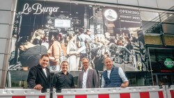Tobias Winderl, Michael Meindl, Helmut Larch und Bernhard Kloucek freuen sich auf die Eröffnung von „Le Burger“ (Bild: Mihal Kovacevic)