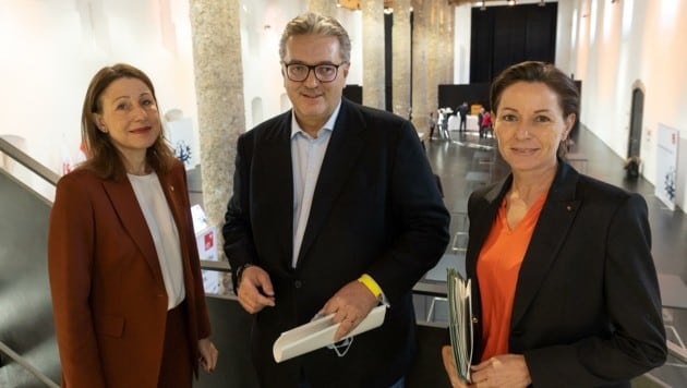 Tirols Landesrätin Annette Leja (links) mit Wiens Stadtrat Peter Hacker und Landesrätin Martina Rüscher aus Vorarlberg. (Bild: Christian Forcher)