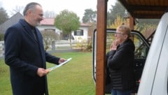 Doskozil überraschte die Hauptgewinnerin Helga Javorits zu Hause in Oberwart. (Bild: LMS/Hafner Gregor)