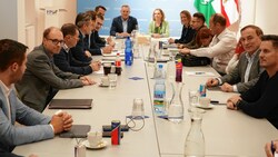 Gemeinsam an einem Tisch: Am Mittwochabend wurde die neue Spitze der Grazer Blauen gewählt. Um die Einigkeit innerhalb der Partei soll es aber aktuell nicht so rosig aussehen. (Bild: Pail Sepp)