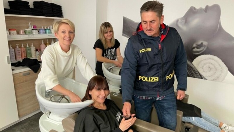 Haircrew-Chefin Nicole Somogyi (li.) lobt die Kunden: „Alle zeigen sofort ihren Nachweis.“ (Bild: Christian Schulter)