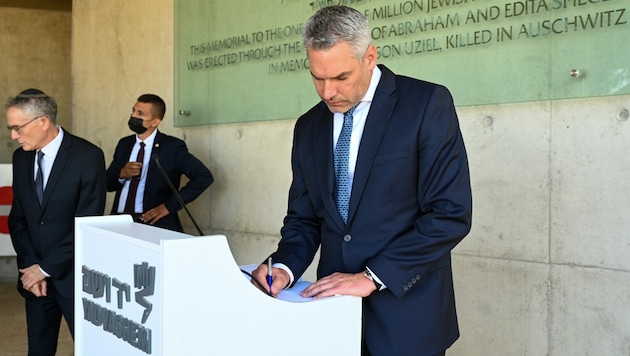 Innenminister Karl Nehammer (ÖVP) besuchte im November die Holocaust-Gedenkstätte Yad Vashem in Jerusalem. (Bild: APA/BMI/JÜRGEN MAKOWECZ)