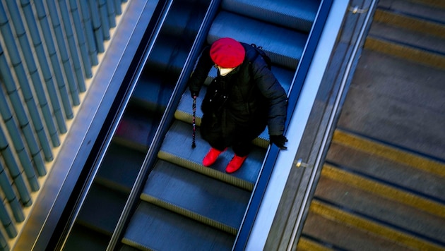 Warnstufe Rot in Deutschland - die Infektionszahlen scheinen derzeit kaum zu bremsen. (Bild: AP/Michael Probst)