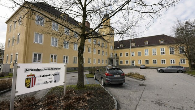 Auch auf der Bezirksbehörde in Grieskirchen ist der Parteienverkehr nur eingeschränkt möglich. (Bild: gewefoto - Gerhard Wenzel)